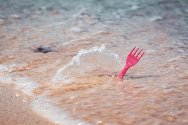 Τα κομποστοποιήσιμα μαχαιροπίρουνα από το TwentyFifty θα μπορούσαν να λύσουν την παγκόσμια κρίση από πλαστικό ροζ πλαστικό πιρούνι στη ρύπανση των ωκεανών