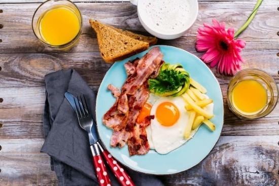 Continental Πρωινό Κετογονική Διατροφή Τηγανητά Αυγά Μπέικον Χυμός Πορτοκάλι