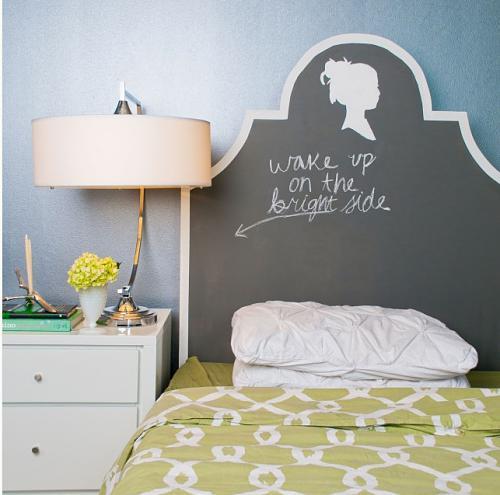 Κεφαλάρια κρεβάτια ξυπνούν παιχνιδιάρικα σε χρώμα τοίχου
