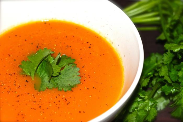 Σούπα καρότου από φυτικό κόλιανδρο