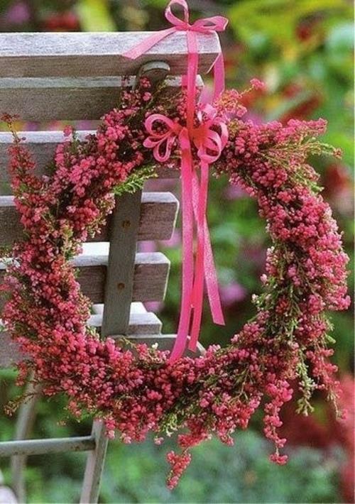 Κάντε στεφάνι από ανοιξιάτικα λουλούδια ροζ ροζ κόκκινο