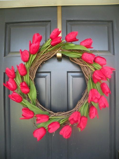 Tinker στεφάνι από λουλούδια άνοιξη τουλίπες κόκκινη πόρτα εισόδου