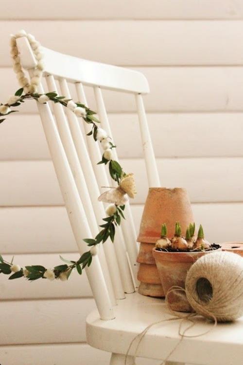 Tinker στεφάνι από ανοιξιάτικα λουλούδια καρέκλα βεράντα λευκό
