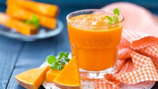 Smoothie κολοκύθας νόστιμο και υγιεινό εκλεπτυσμένο με φύλλα μέντας