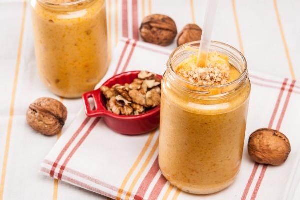 Smoothie κολοκύθας νόστιμο και υγιεινό με ξηρούς καρπούς ένα ρόφημα δύναμης