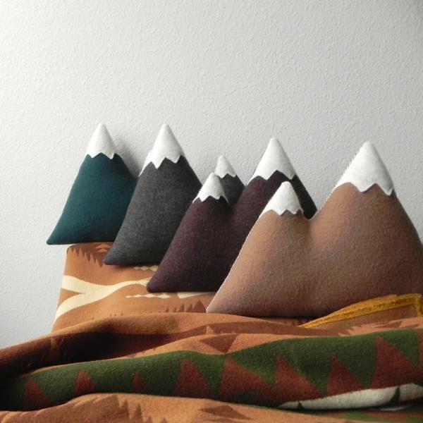 Δημιουργική-ρίψη-μαξιλάρια-και-μαξιλάρια-βουνά-χειμώνας