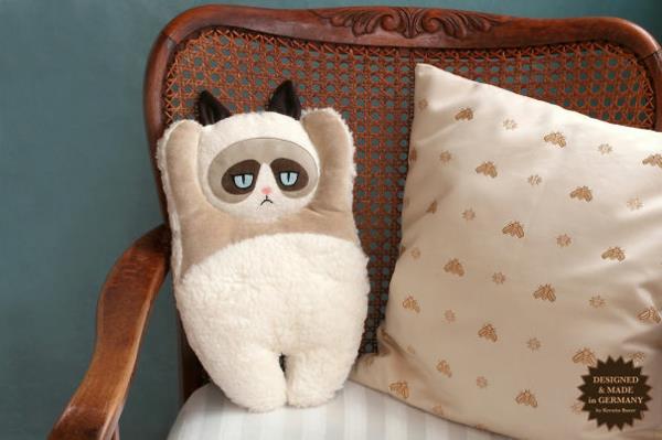 Δημιουργική διακόσμηση μαλακά υφάσματα και μαξιλάρια σβώλος γάτα