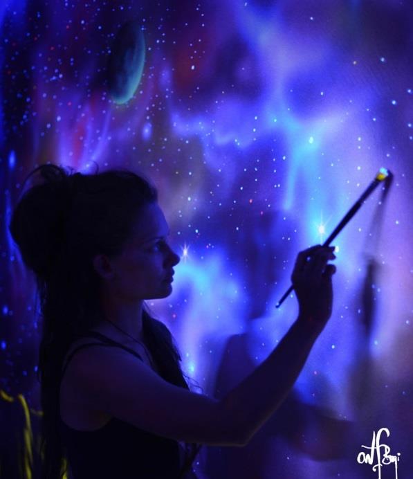 Δημιουργική ζωγραφική τοίχου με νυχτερινά χρώματα αστέρια
