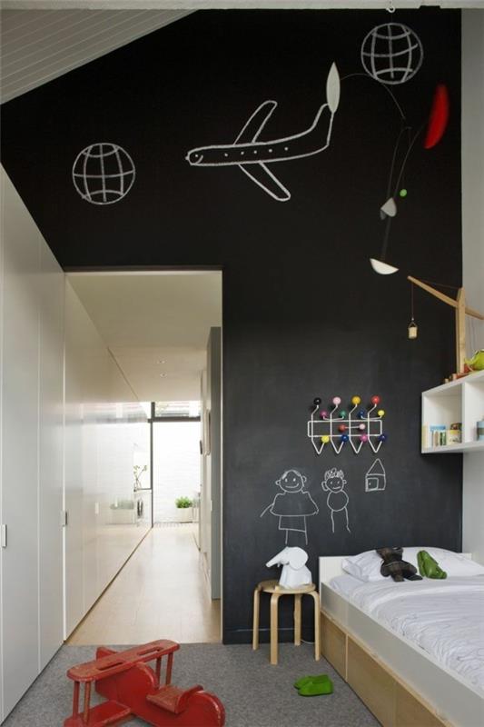 Παιδικό δωμάτιο με κιμωλία μαυροπίνακα βαφή δημιουργικό σχεδιασμό τοίχου αεροπλάνο