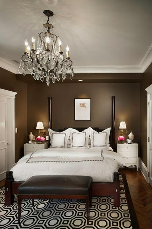 Πολυέλαιος στο υπνοδωμάτιο διπλό κρεβάτι καφέ τοίχο σχεδιασμός παραδοσιακή