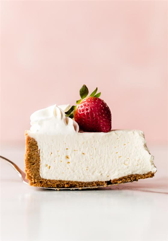 Cheesecake ένα κομμάτι με φράουλα προετοιμασμένο χωρίς ψήσιμο απλά εύκολα γρήγορα