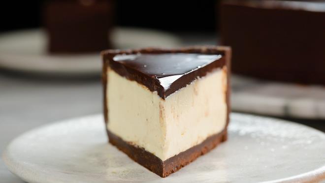 Το Cheesecake με γλάσο σοκολάτας είναι ένας πραγματικός πειρασμός για όσους έχουν γλυκό δόντι