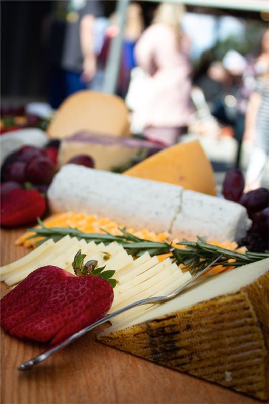 Διακόσμηση πιατέλας τυριού - συμβουλές για τέλειο ορεκτικό Σερβίρετε ιδέες για τυρί