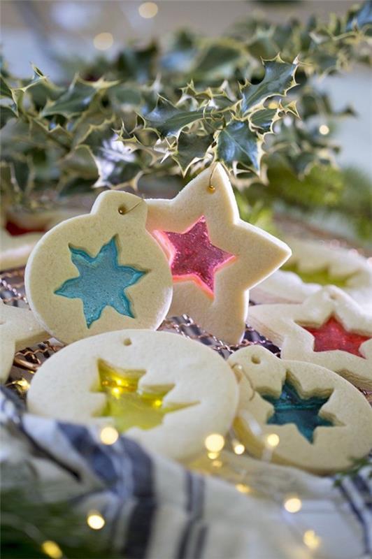 Νόστιμες ιδέες συνταγής μπισκότων για απολαυστικές μπομπονιέρες χριστουγεννιάτικου χρωματιστού γυαλιού