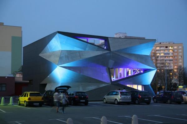 Πολιτιστικό κέντρο Αθλητικό κέντρο φωτισμένο με μπλε τη νύχτα