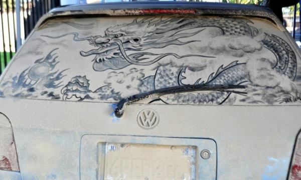 Τέχνη από σκόνη βρώμικα παράθυρα αυτοκινήτων ιαπωνικός δράκος