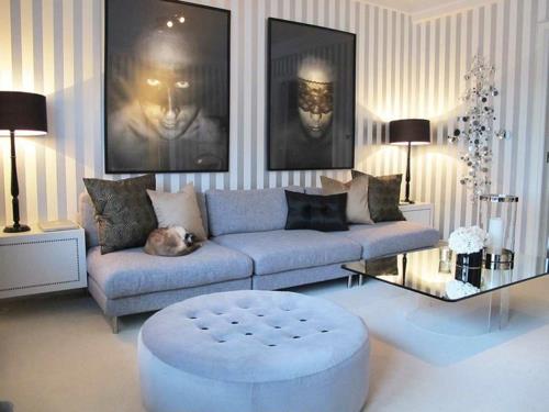 Τέλειο δροσερό σαλόνι με καναπέ μπλε μαξιλάρια καθισμάτων στρογγυλό βελούδο