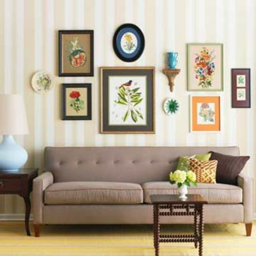 Διακοσμημένο δροσερό σαλόνι με καναπέ καφέ ριγέ τοίχο