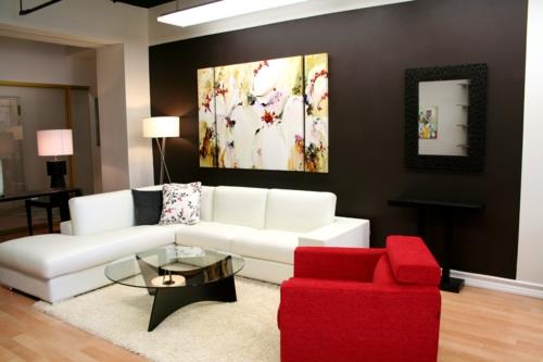 Καλλιτεχνικό δροσερό σαλόνι με επίπλωση καναπέδων λευκό δέρμα κόκκινη πολυθρόνα τραπεζάκι