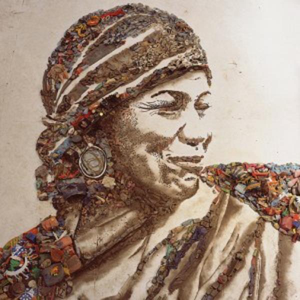 Έργα τέχνης από σκουπίδια και σκουπίδια που γελούν γυναίκα