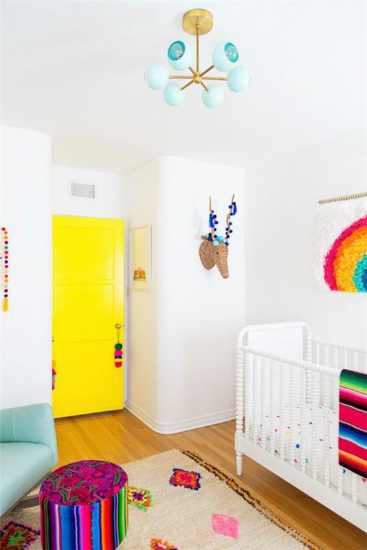 Πολύχρωμο παιδικό δωμάτιο σε κορεσμένα χρώματα