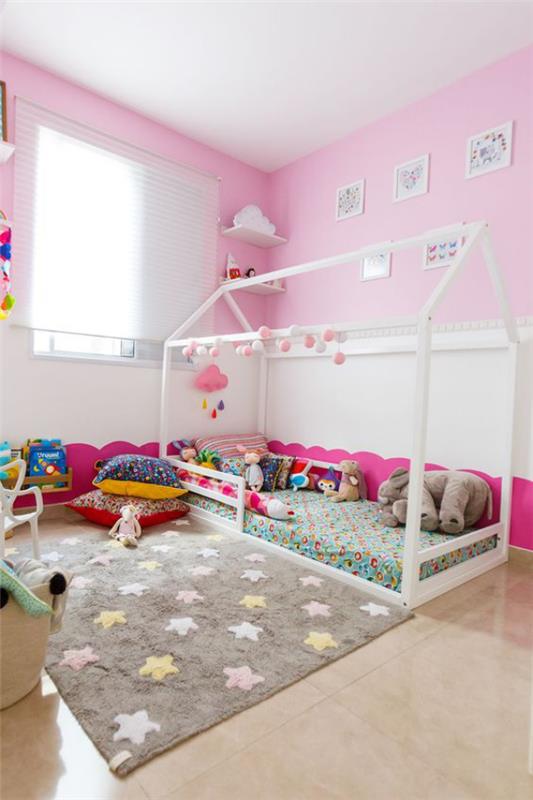 Πολύχρωμο βρεφικό δωμάτιο ροζ και γκρι σε συνδυασμό γκρι χαλί ροζ τοίχους μαξιλάρια παιδική χαρά