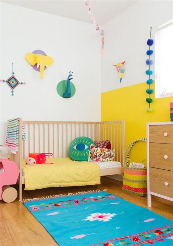 Πολύχρωμο δωμάτιο μωρού μπλε χαλί κίτρινο τοίχο διακόσμηση δωματίου κρεβάτι πολύχρωμα μαξιλάρια παιδικά παιχνίδια