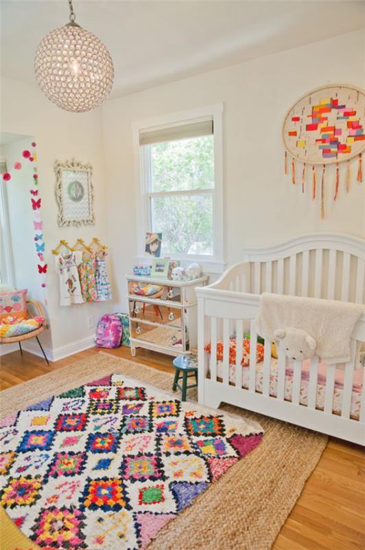 Πολύχρωμο δωμάτιο μωρού πολύχρωμο χαλί διακόσμηση τοίχου