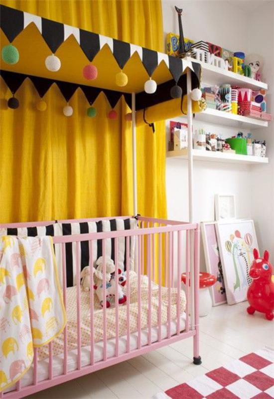 Πολύχρωμα παιδικά δωμάτια κίτρινες κουρτίνες γιρλάντα ροζ κρεβάτι ράφι παιχνίδια