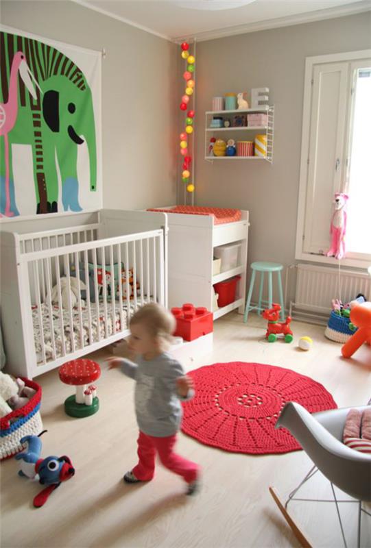 Μοντέρνο δωμάτιο μωρού κόκκινο στρογγυλό χαλί πλεκτά παιδικά παιχνίδια διακόσμηση τοίχου