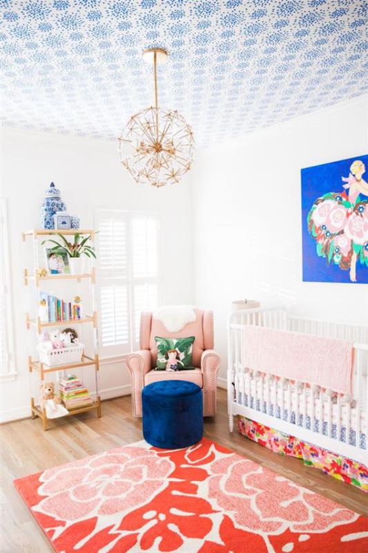 Πολύχρωμο δωμάτιο μωρού ωραία ατμόσφαιρα ναυτικό μπλε σκαμπό τοιχογραφία ροζ τόνους