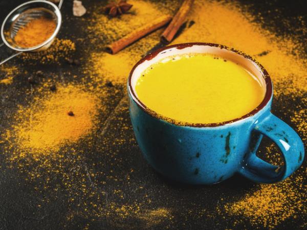 Turmeric Coffee Το χρυσό γάλα που παρασκευάζεται με σκόνη κουρκουμά έχει πολλά υγιή αποτελέσματα που σας απογειώνουν