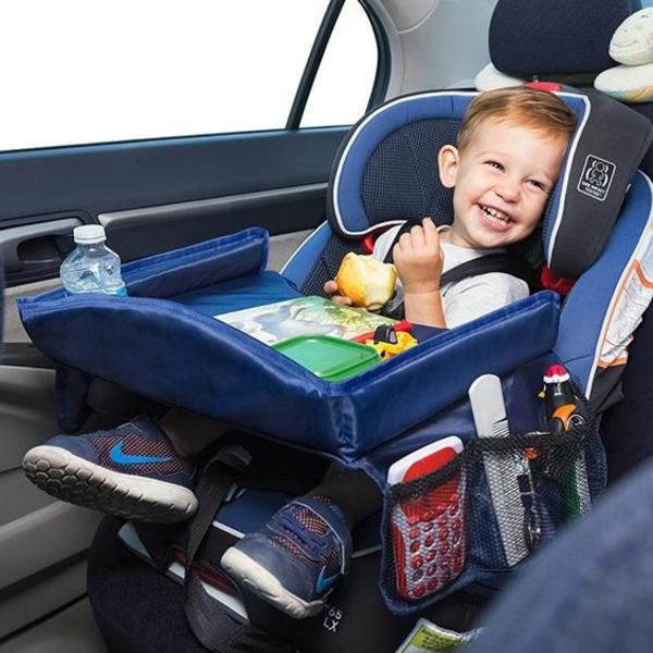 Σύντομο ταξίδι με παιδιά Συμβουλές Ταξίδια αυτοκινήτου με παιδιά ευτυχισμένο παιδί στο αυτοκίνητο