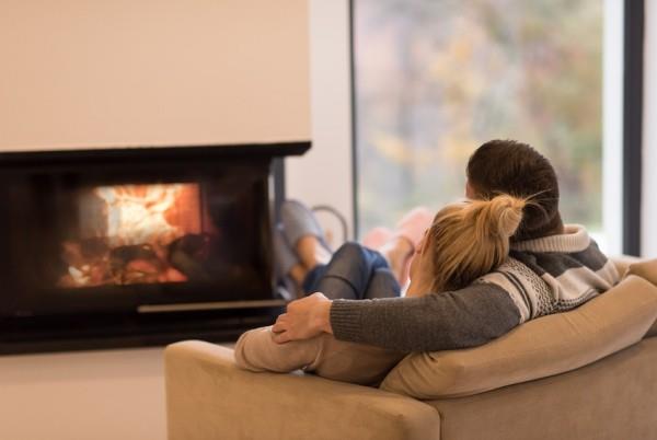 Η αγκαλιά για δύο στον καναπέ μπροστά στην ανοιχτή φωτιά είναι αποτελεσματική κατά της χειμερινής κατάθλιψης