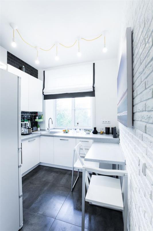 L κουζίνα στενό χώρο παράθυρο κομψό λευκό σχέδιο κουζίνας ασβεστωμένο τοίχο από τούβλα δεξιά
