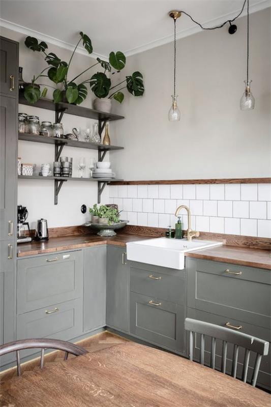 L-κουζίνα σε ρετρό στυλ γκρι μονάδες βάσης λευκά πλακάκια κουζίνα πίσω τοίχο ξύλινα ράφια πράσινα γλάστρες