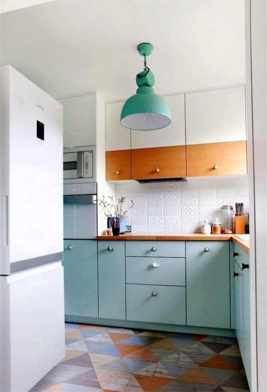 Δύσκολη γωνιά L-κουζίνας με σχέδιο κουζίνας παραθύρου σε πολύχρωμα τριγωνικά πλακάκια δαπέδου σε σχήμα L λευκό ψυγείο