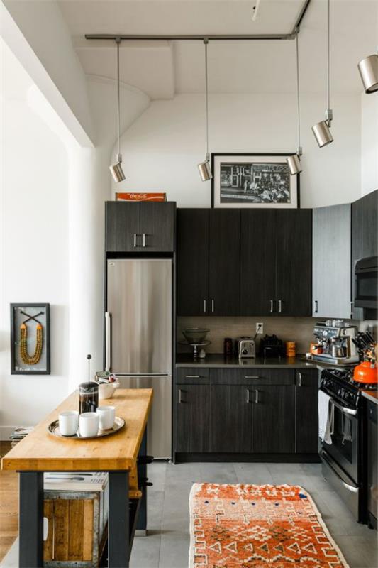 Μοντέρνος σχεδιασμός κουζίνας L-κουζίνας σε σκούρο καφέ ντουλάπια ασημί τραπέζι φαγητού ψυγείου δίπλα του