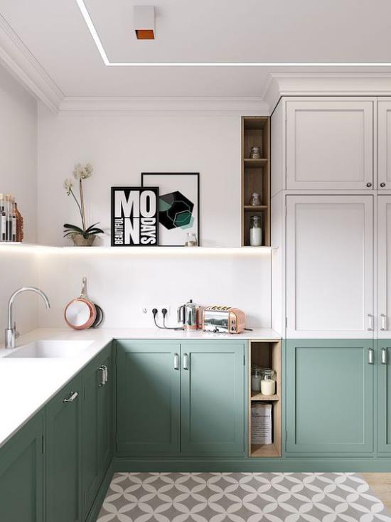 L κουζίνα μοντέρνου σχεδιασμού λευκό και πλούσιο πράσινο σε συνδυασμό χρωμάτων ράφια παράθυρο
