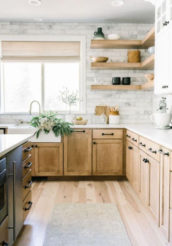 L-κουζίνα κομψό σχέδιο κουζίνας σε εξοχικό ξύλινο ντουλάπια δαπέδου πάτωμα από ξύλινα ράφια τούβλο τοίχο κουζίνα νησί