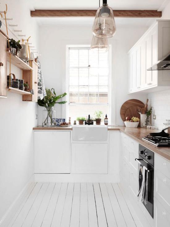 L κουζίνα όμορφο ρετρό στυλ ρετρό παράθυρο κουζίνας λευκά ντουλάπια ξύλινο δοκάρι ράφι στο δεξί τοίχο