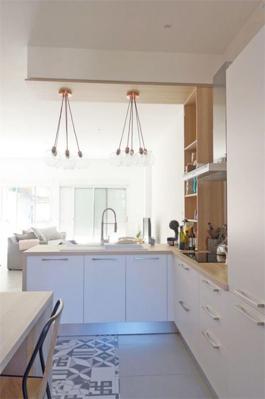 L-κουζίνα όμορφος σχεδιασμός ενσωματωμένος στο μοντέρνο σαλόνι λευκά ντουλάπια φωτιστικά από ξύλο κρεμαστά φωτιστικά