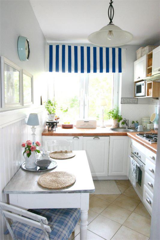 Χαρακτηριστικό σχέδιο κουζίνας L-κουζίνας από τη δεκαετία του '80 σε λευκό και μπλε χρώμα