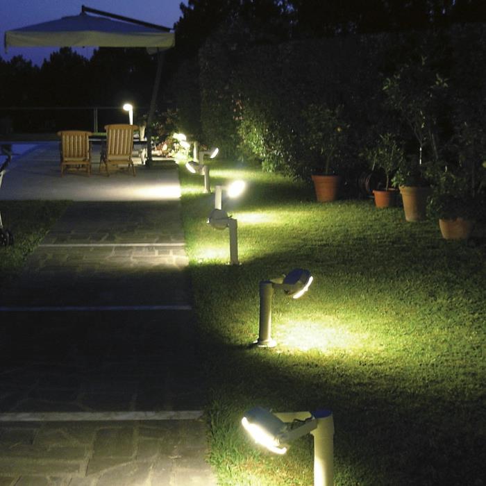 LED φωτισμός κήπου καλοκαιρινή νύχτα