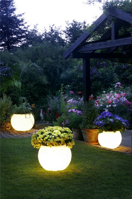 Φωτιστικά LED λαμπερά βάζα στον διάδρομο κήπου