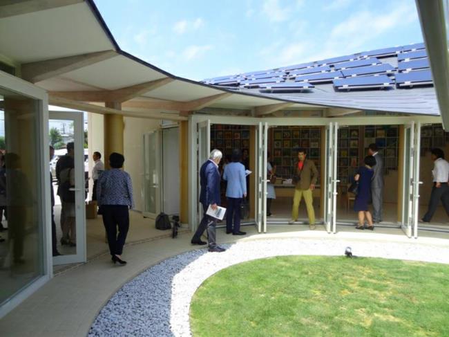 LMVH φουκουσίμα παιδικό κέντρο αυλή βιώσιμη αρχιτεκτονική οροφή ηλιακά πάνελ