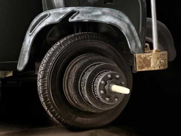 Χρυσός σχεδιασμός Land Rover από το Studio Job artwork wheel wheel