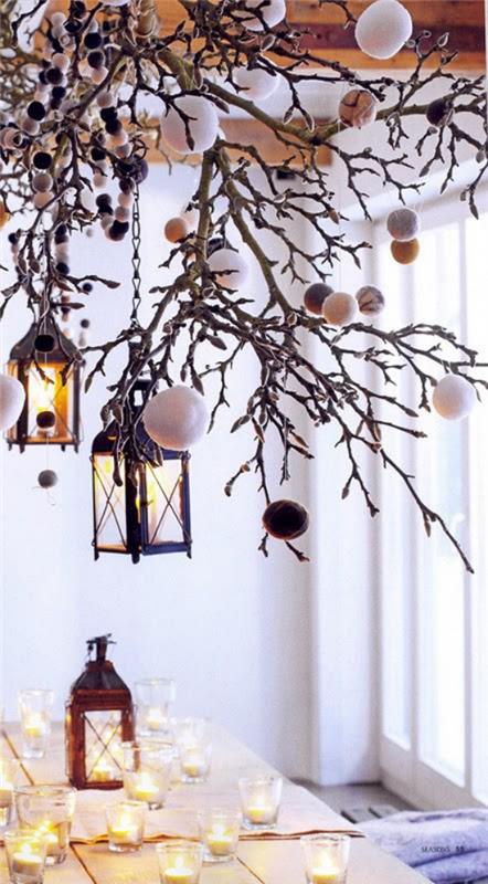 Φανάρια Χριστουγεννιάτικη διακόσμηση μέσα και έξω διακοσμημένα κλαδιά με μπάλες λαμπιόνια διακόσμηση στο δωμάτιο