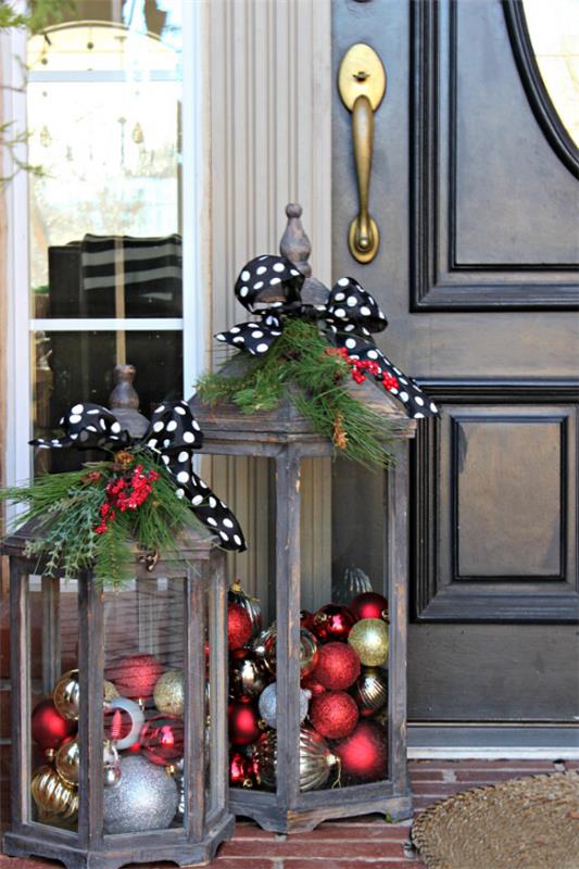 Φανάρια χριστουγεννιάτικη διακόσμηση μέσα και έξω από δύο μεγάλα μεταλλικά φανάρια μπροστά από τις ιδέες του ντεκό εισόδου στο σπίτι