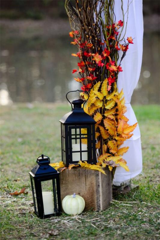 Φανάρια υπέροχη φθινοπωρινή διακόσμηση με φανάρια στον κήπο λευκά κεριά